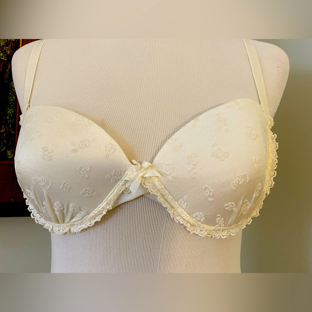 Gorgeous Vintage 90s Underwire Off-White/cream lace bra Made in Italy